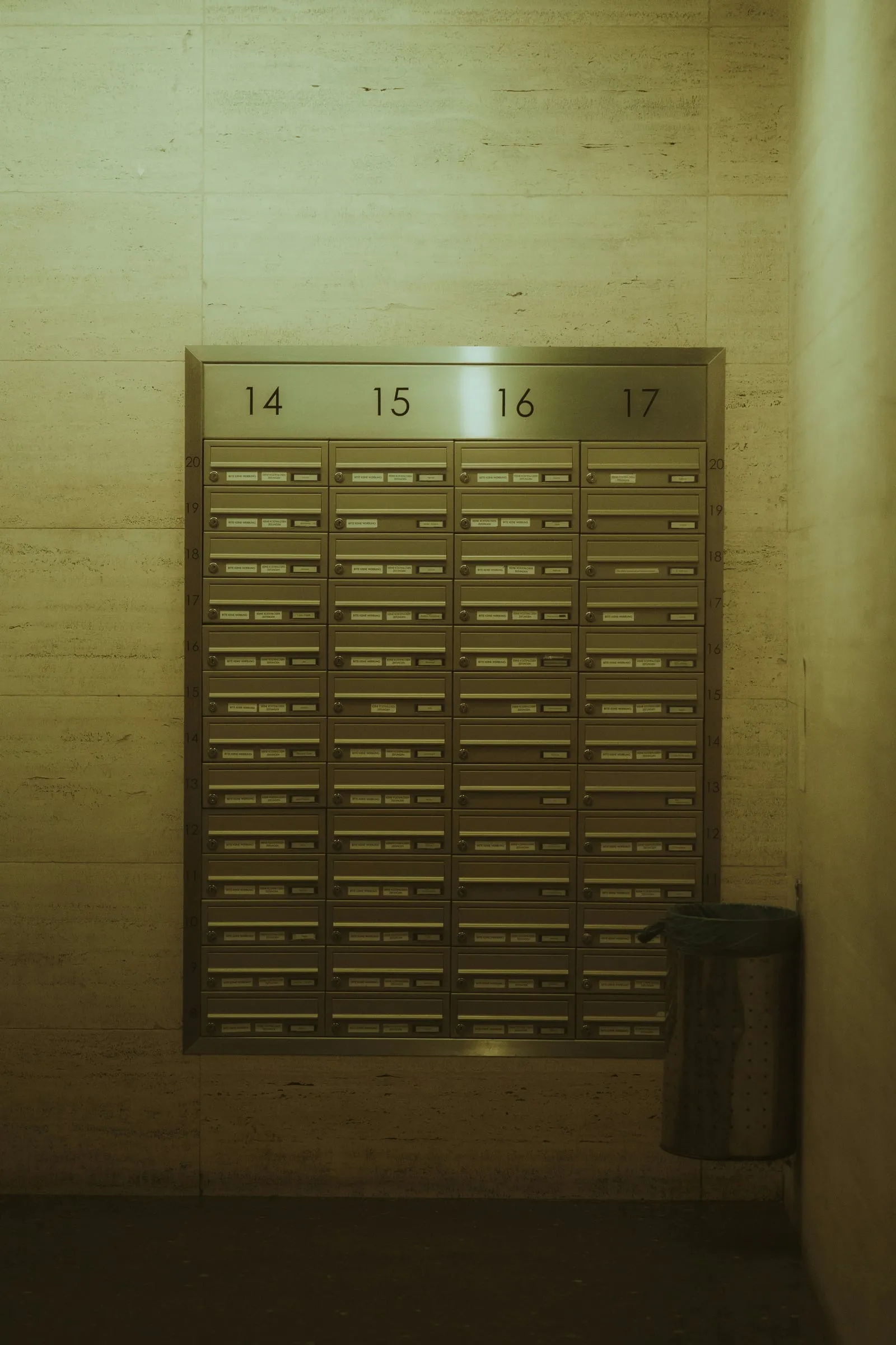Briefkastenwand mit vielen Wohneinheiten