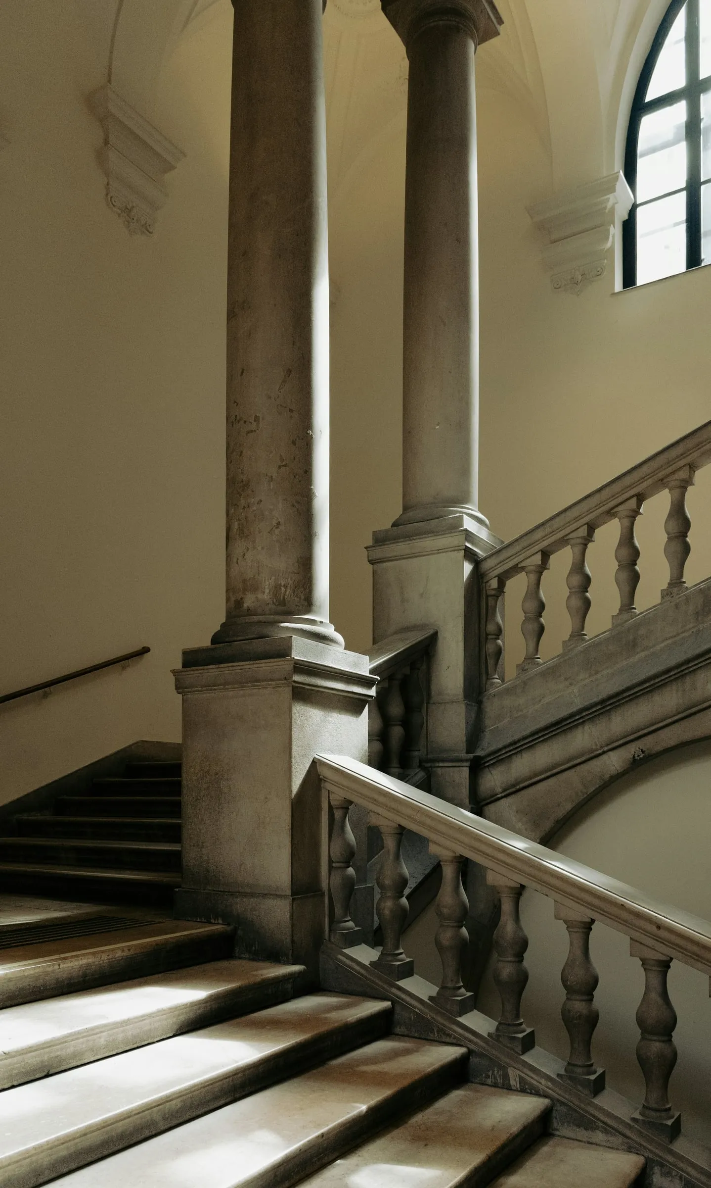 Repräsentatives Altbau-Treppenhaus mit Säulen