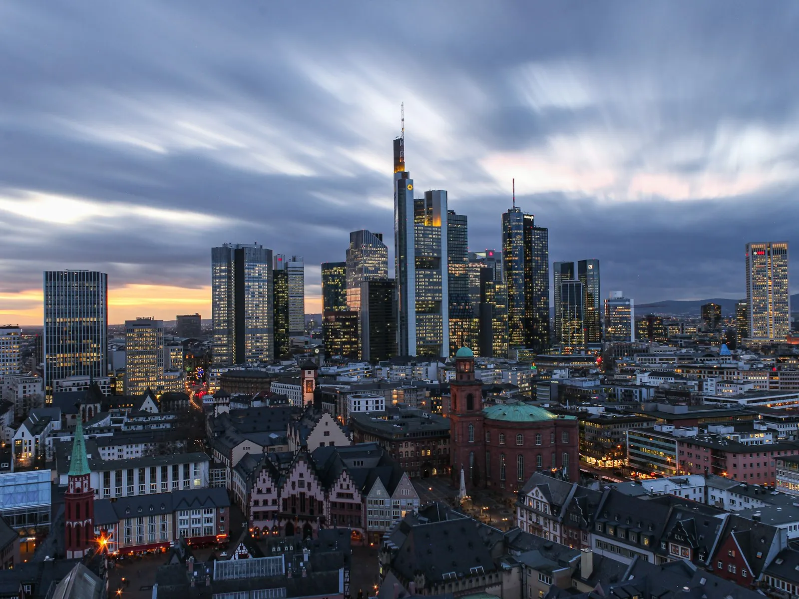 Frankfurter Skyline mit Bankenviertel und Altstadt