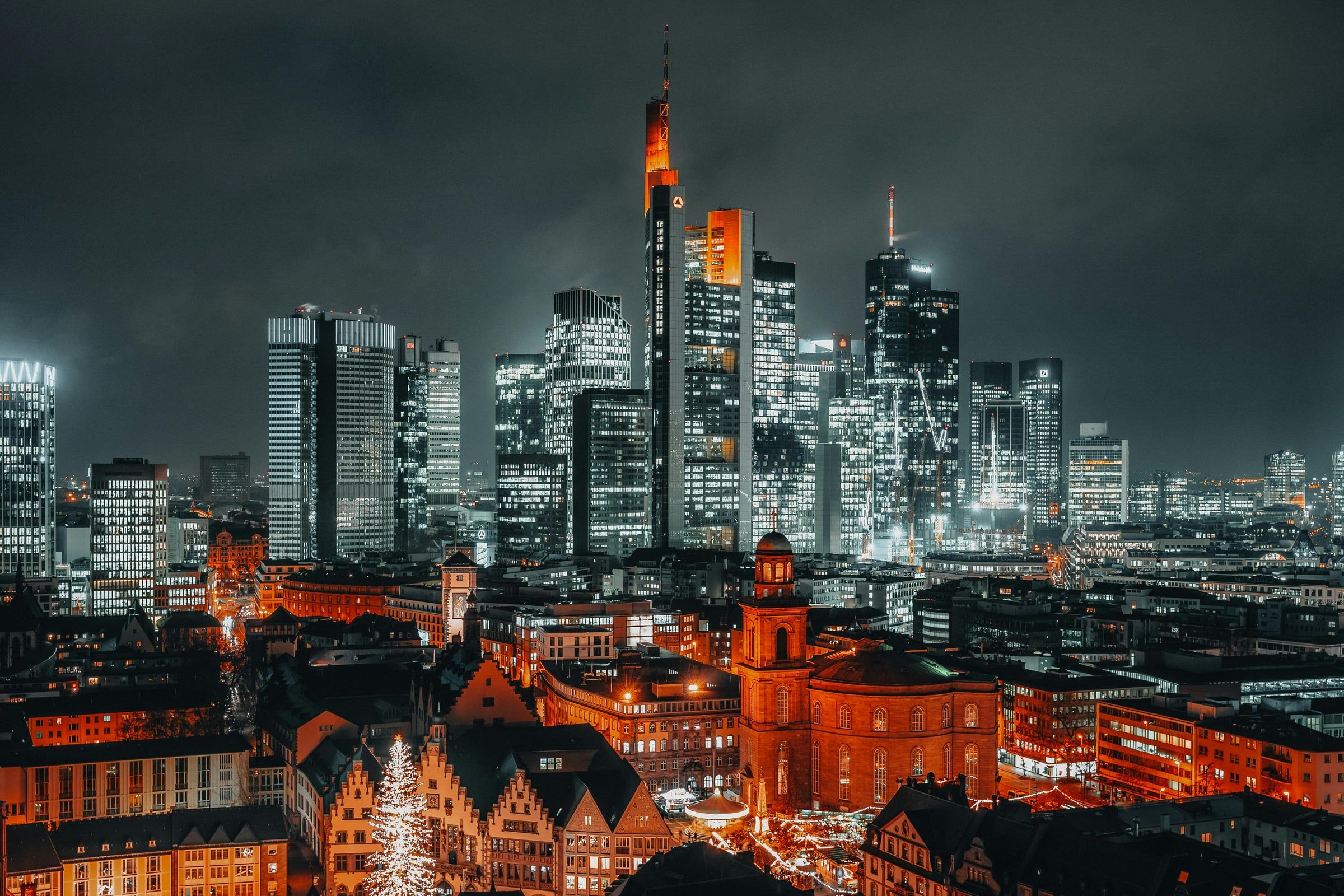 Frankfurter Skyline mit Mainufer