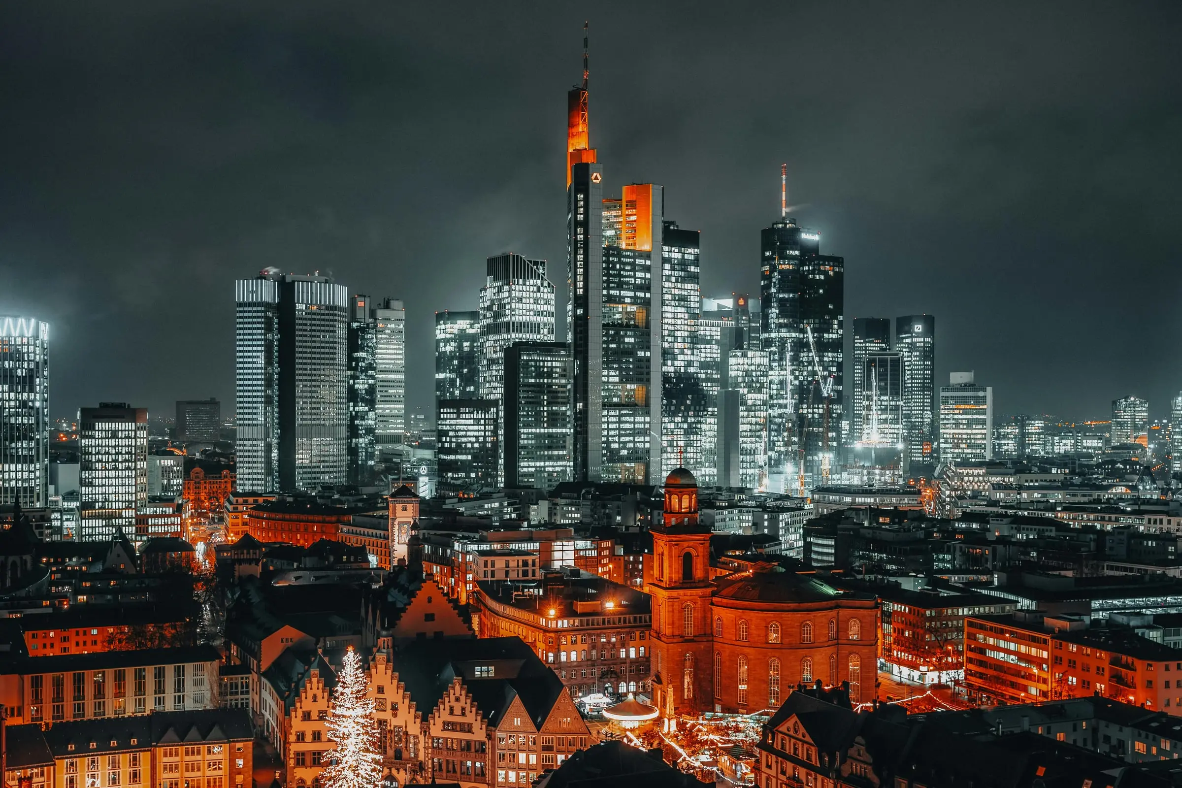 Frankfurter Skyline mit Mainufer