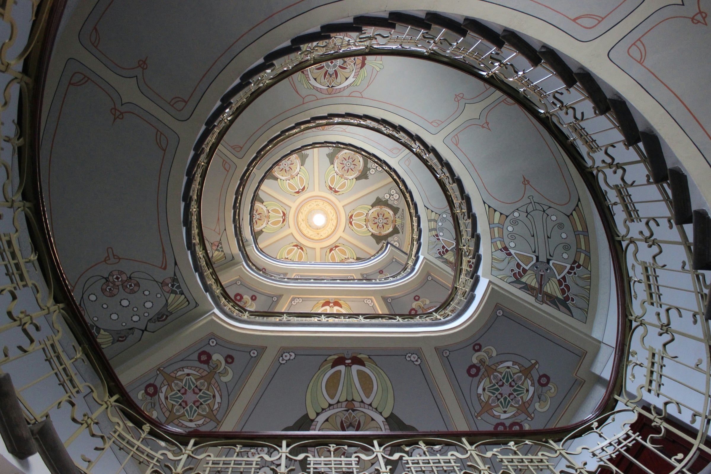 Jugendstil-Treppenhaus mit ornamentaler Deckengestaltung