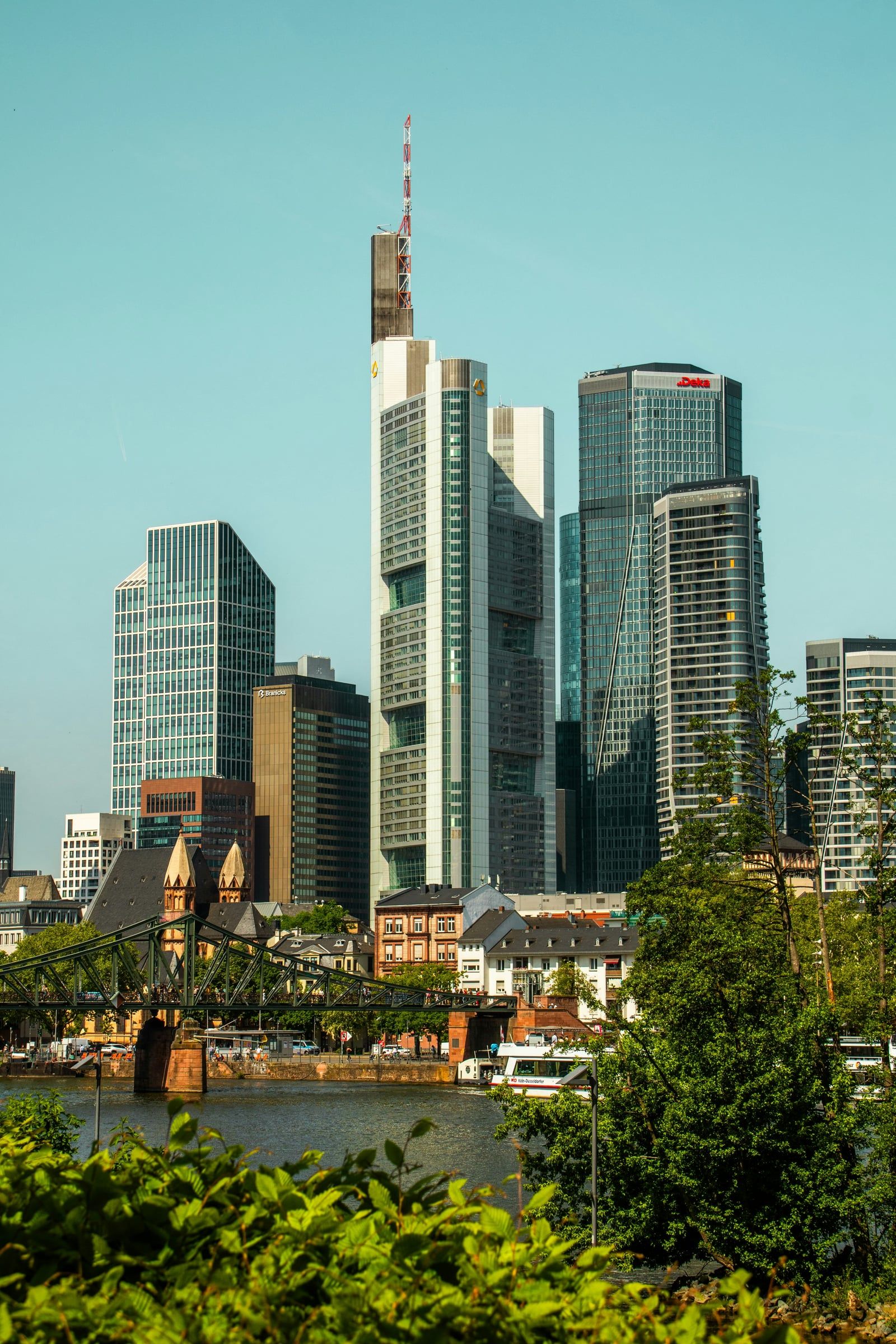 Frankfurter Skyline am Mainufer