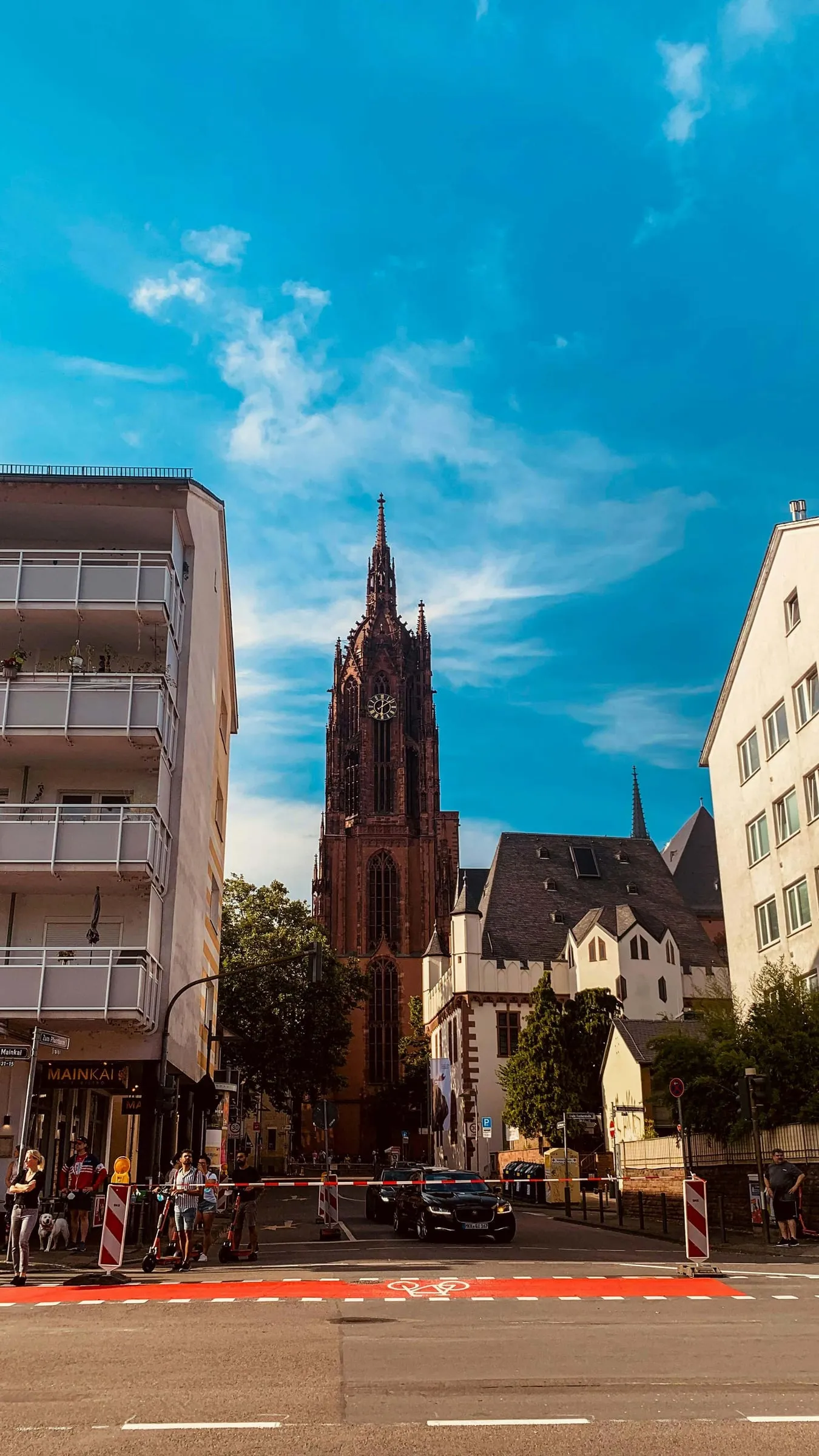 Kaiserdom Frankfurt mit Wohnstraße