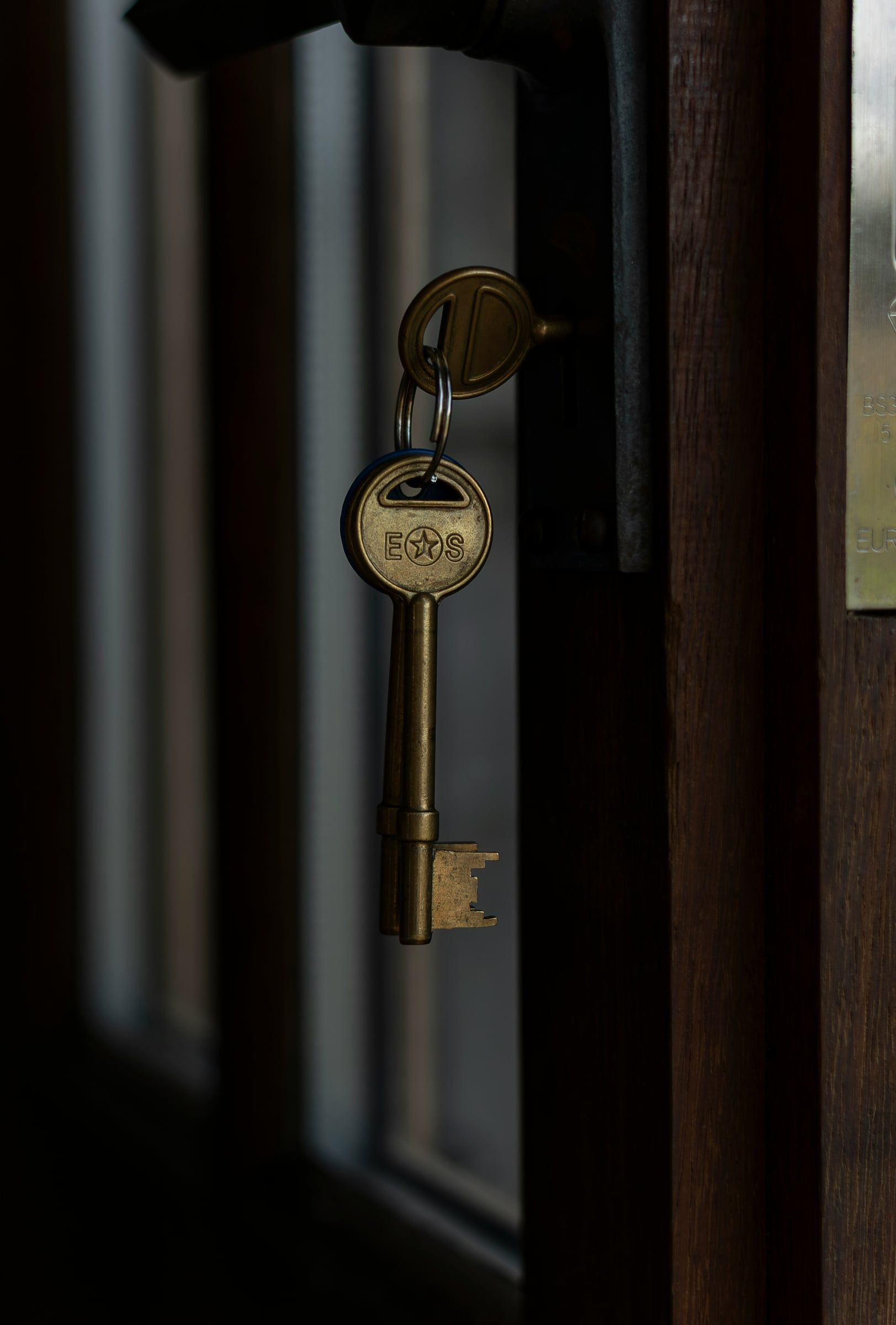 Schlüsselbund hängt im Schloss einer Wohnungstür